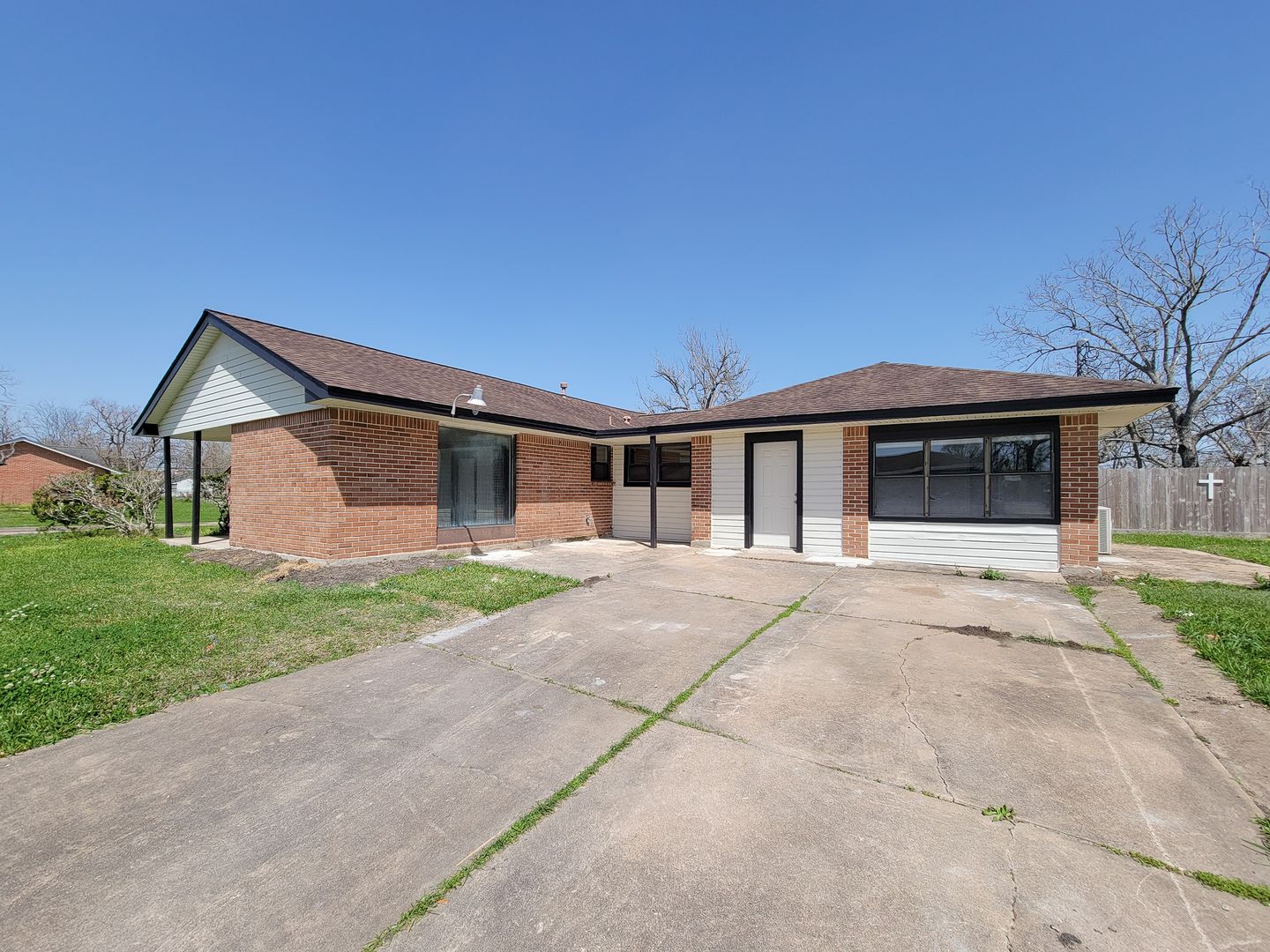 LAKE JACKSON House: 133 S YAUPON STREET