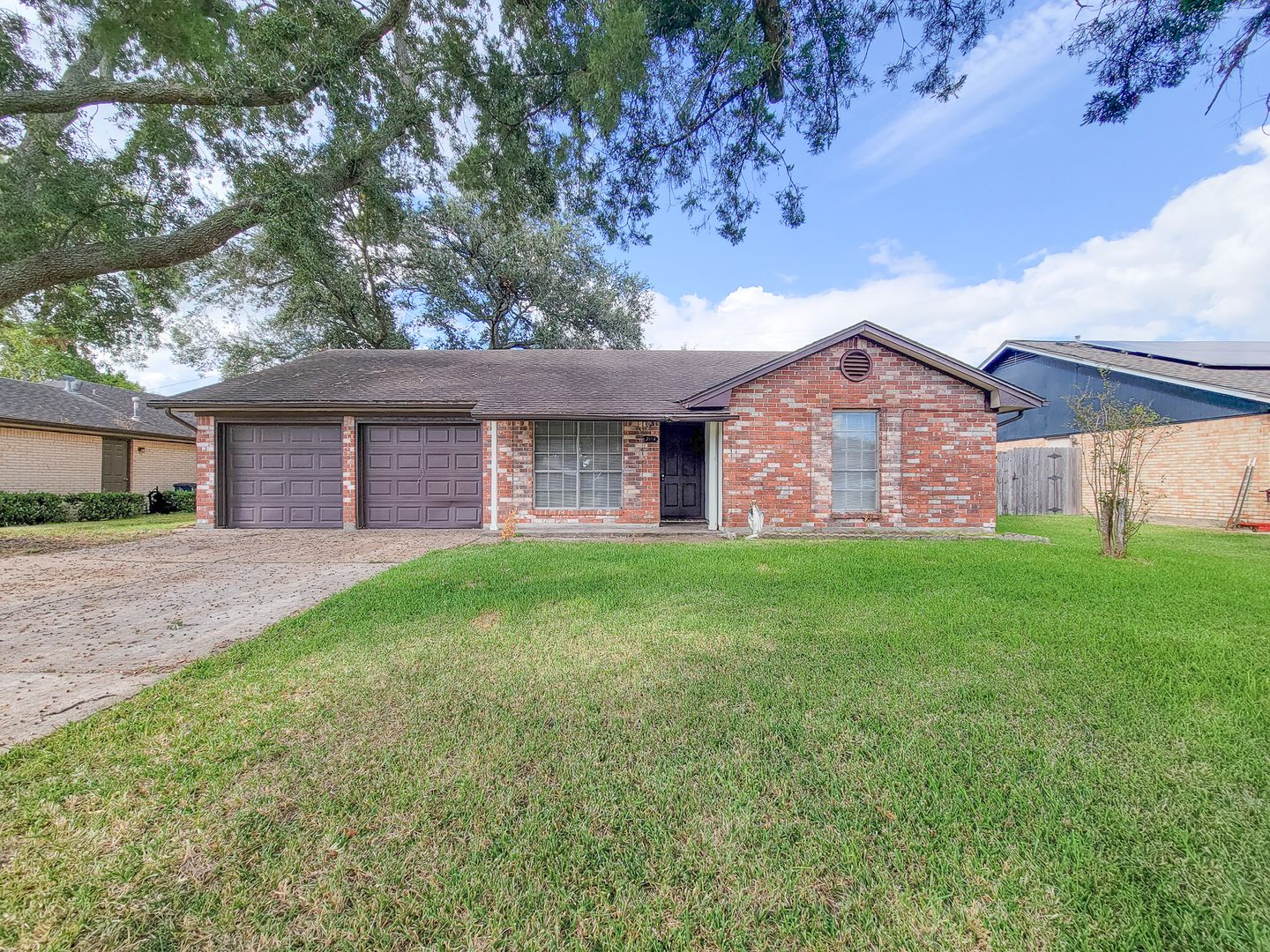 GREAT 3 BEDROOM 2 BATH HOME IN LEAGUE CITY. BIG BACKYARD AND LARGE DEN AREA.