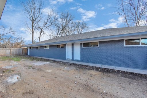 NICE 2 BEDROOM 1 BATH WITH 1600 SF – photo 1