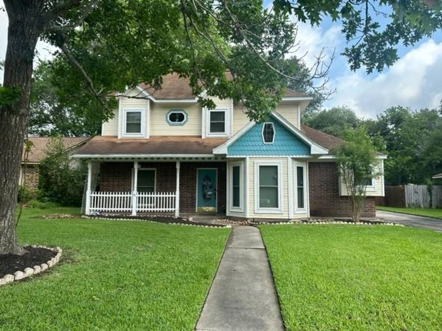 COME SEE THIS 3 BEDROOMS 2 BATH HOME! KITCHEN HAS GAS STOVE, DISHWASHER, MICROWAVE AND REFRIDGERATOR. COZY LIVING AREA WITH A FIREPLACE. PRIMARY BEDROOM IS DOWNSTAIRS. WALK UPSTAIRS TO THE TWO OTHER BEDROOMS WITH FULL BATH. STEP OUTSIDE AND ENJOY THE PATI