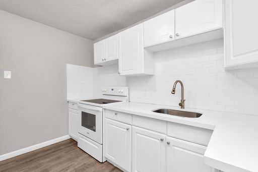 NICE 2 BEDROOM 1 BATH WITH 1600 SF – photo 1