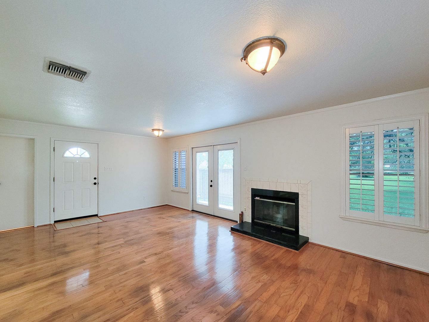 LAKE JACKSON House: 418 GARLAND DRIVE #122
