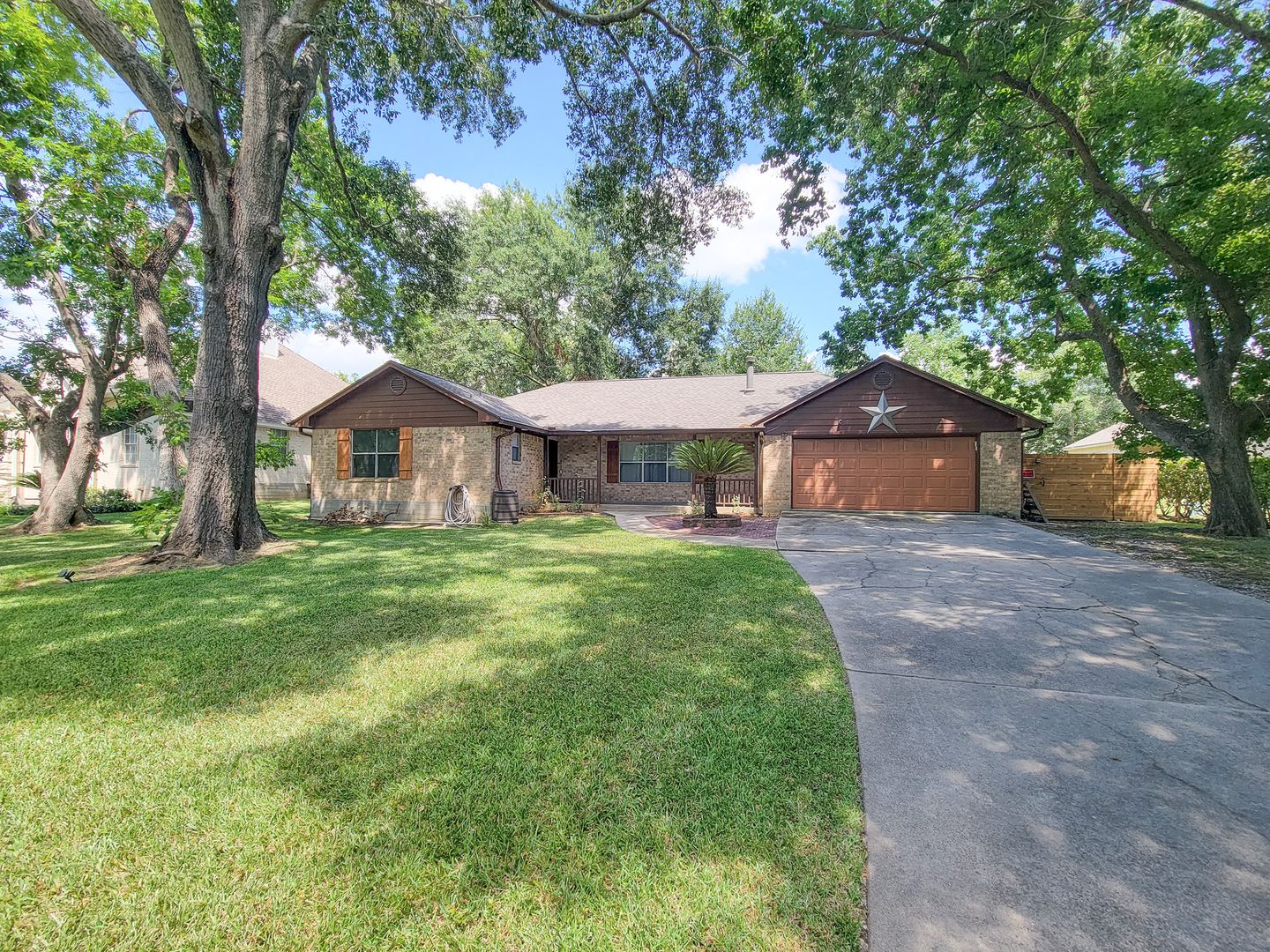 WILLIS House: 10282 VALLEY DRIVE S