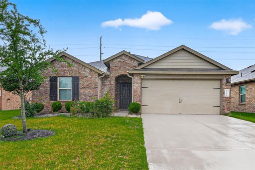 Located in the desirable Tamarron community, this well-maintained single-story home offers 4 bedrooms and 2 bathrooms with a bright, open-concept layout designed for both everyday living and entertaining. The kitchen showcases a large granite island, mode – photo 1