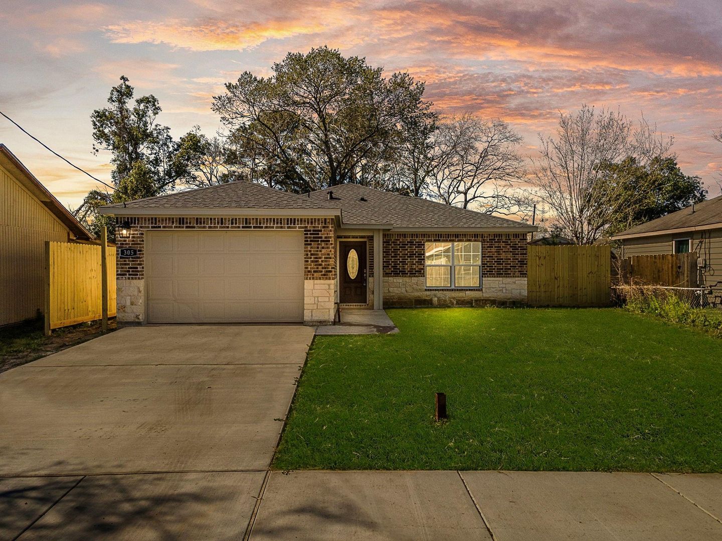 BAYTOWN House: 305 E HUMBLE STREET