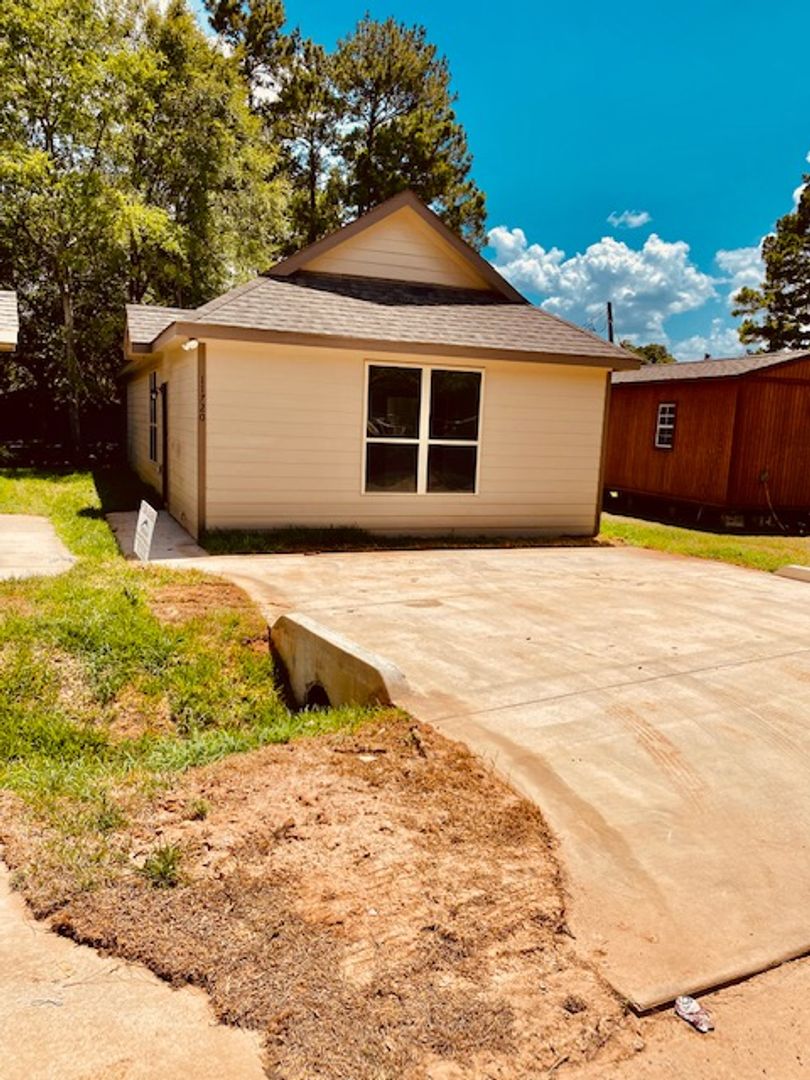 WILLIS House: 11720 WHITE CEDAR ST