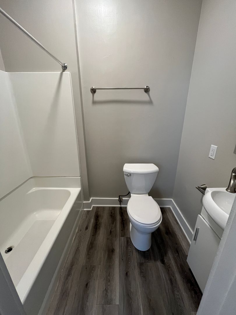 Cudahy Apartment: 4932 S Packard