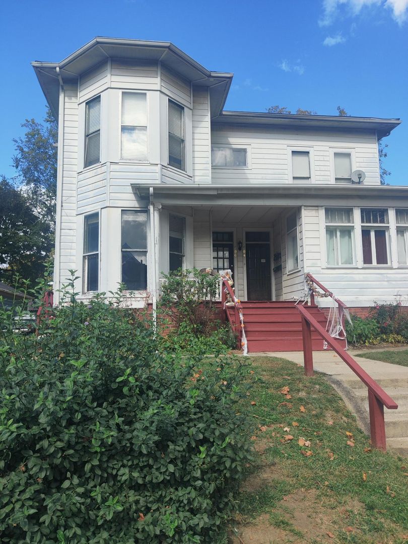 Crawfordsville Apartment: 504 W Main Street