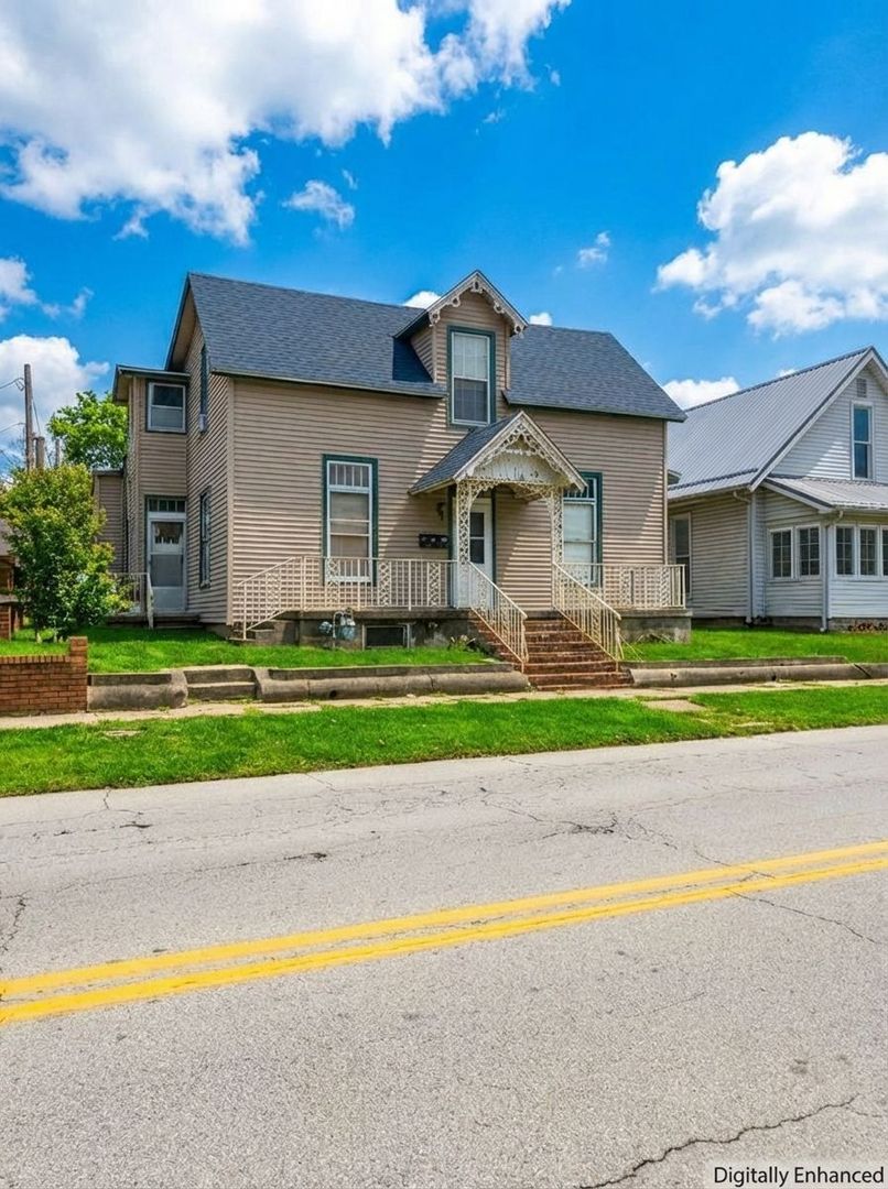 Crawfordsville Apartment: 113 E Wabash Ave