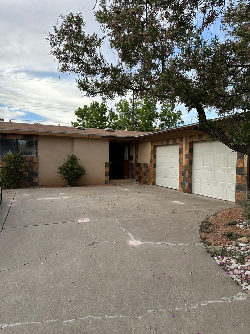 Albuquerque House: 8817 James Avenue NE