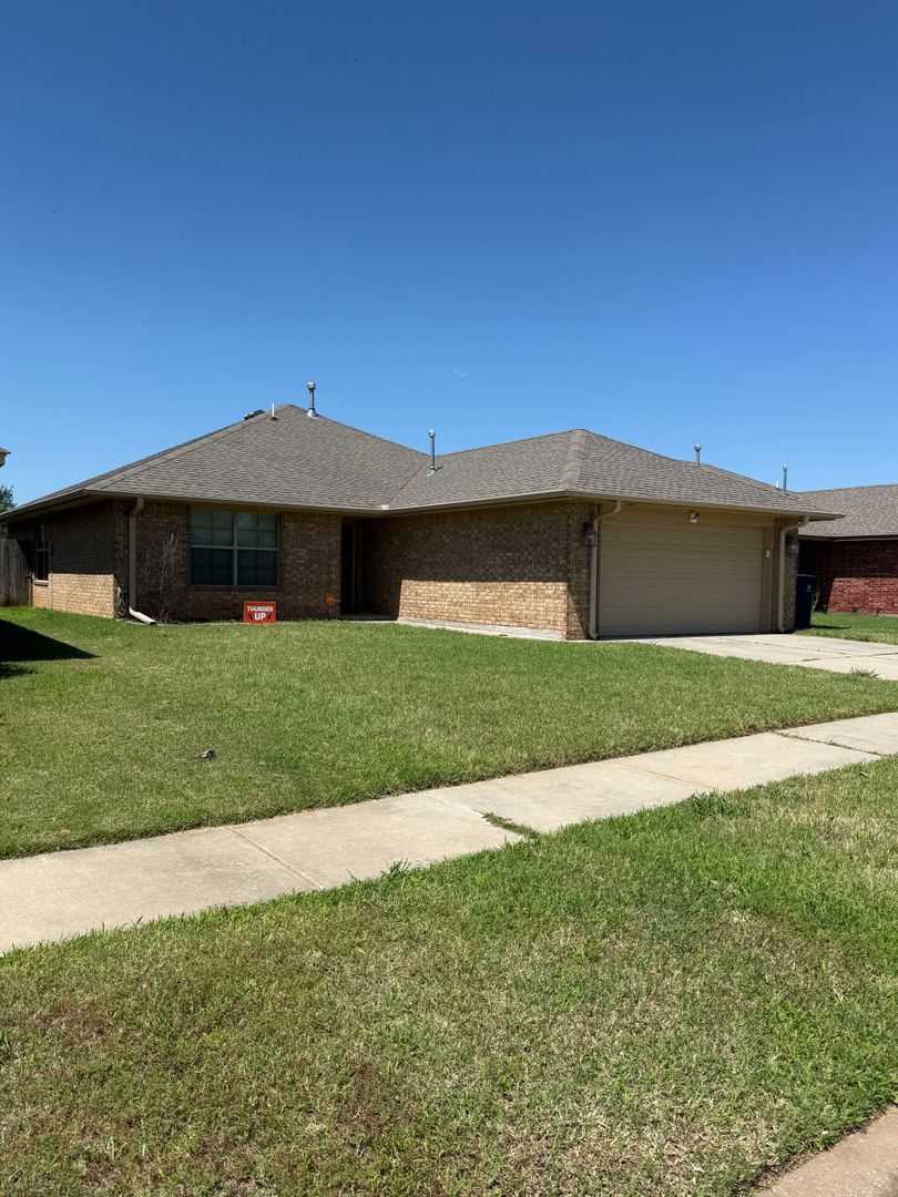 OKLAHOMA CITY House: 8041 Waters Edge Way