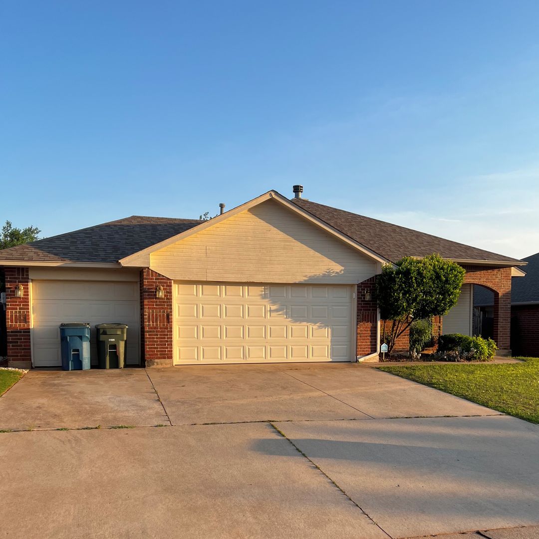 Edmond House: 2008 Cedar Meadow Lane