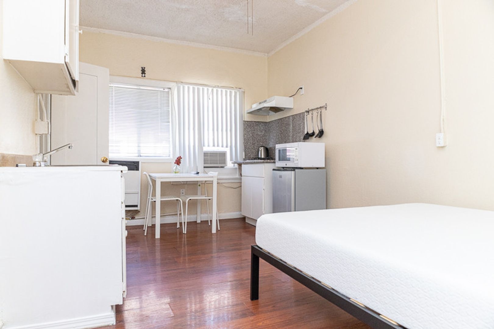 Los Angeles Apartment: 2105-2107 E Cesar E Chavez Ave