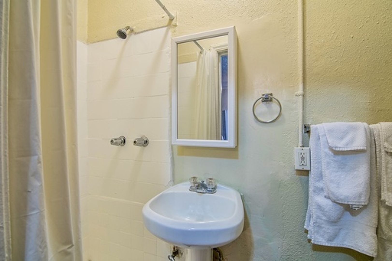 Los Angeles Apartment: 2105-2107 E Cesar E Chavez Ave