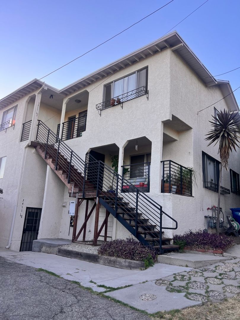 Los Angeles Apartment: 3411 1/4 Glenalbyn Dr.