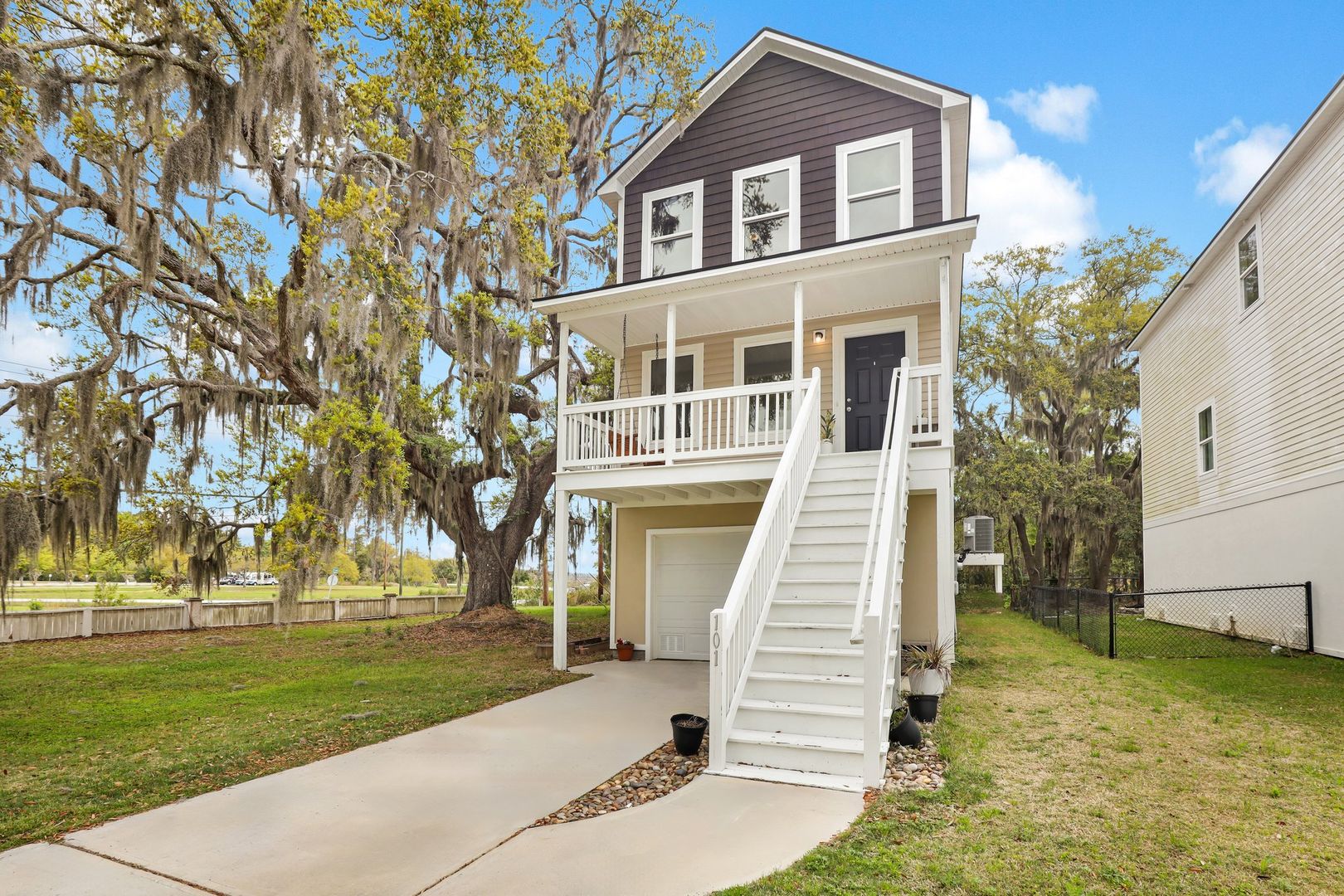 Bright and Airy 3-Bedroom Retreat with Deck and Corner Lot on Lady's Island!