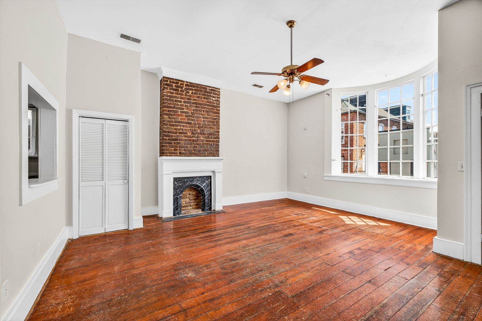 Charleston House: 335 King St.