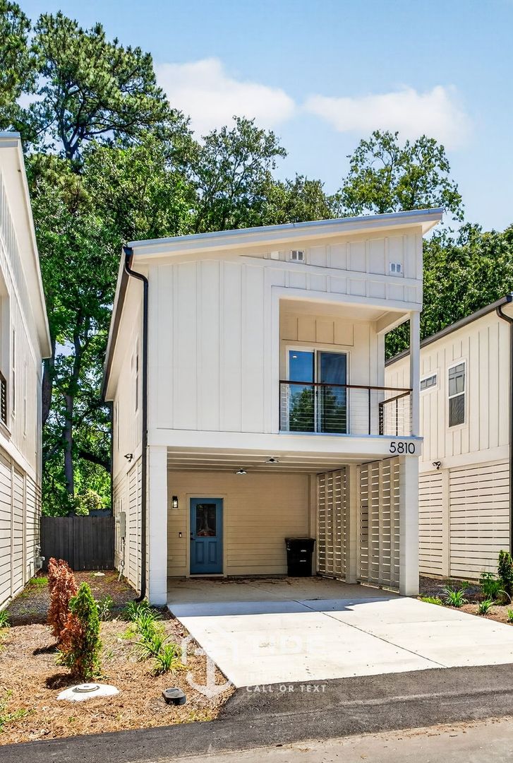 Hanahan House: 5810 Knight Street,