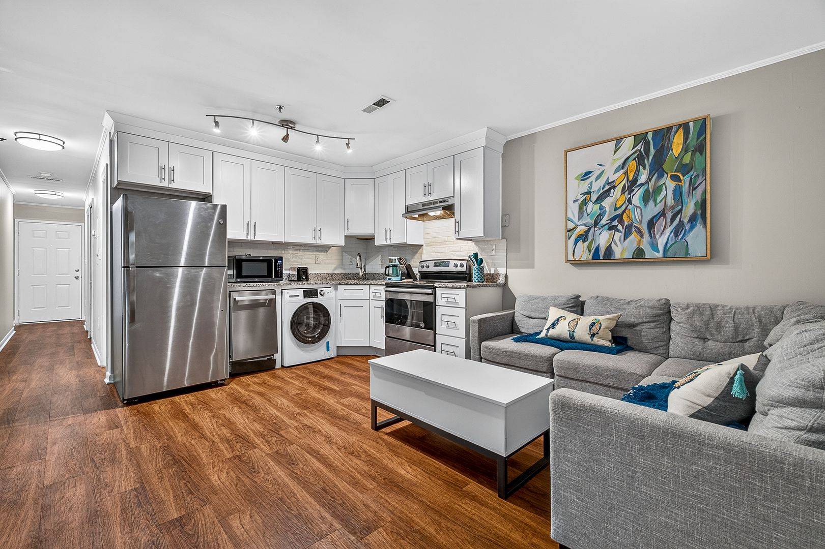 Charleston Apartment: 40 Bee Street