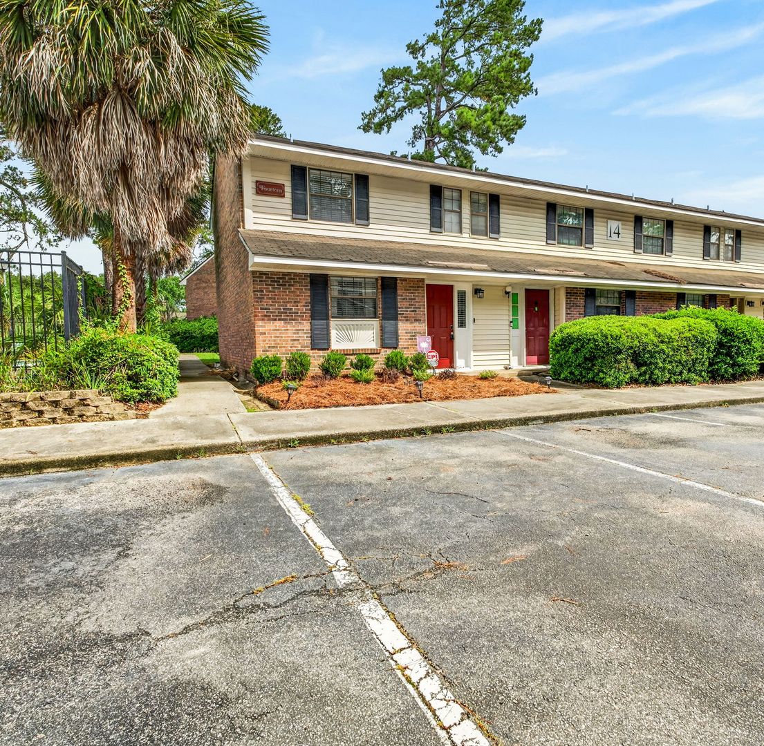 Charleston House: 2362 Parsonage Rd APT 14A