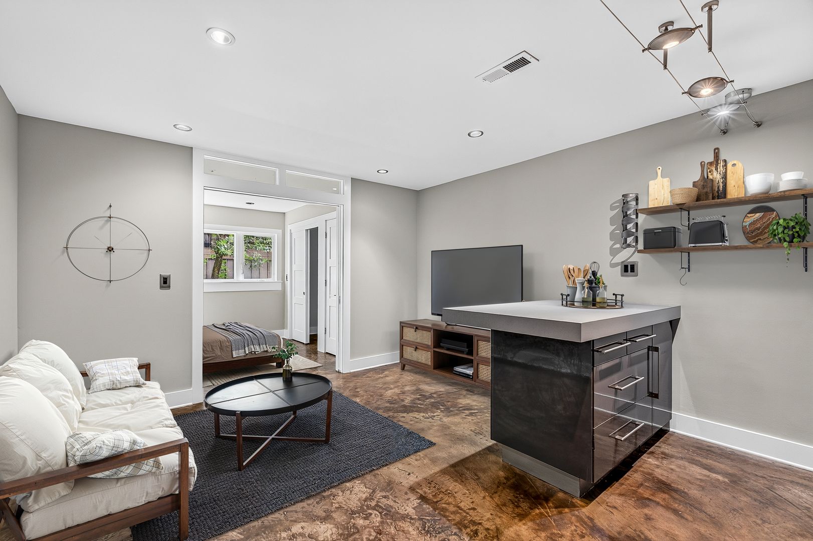 Charleston Apartment: 40 Bee Street