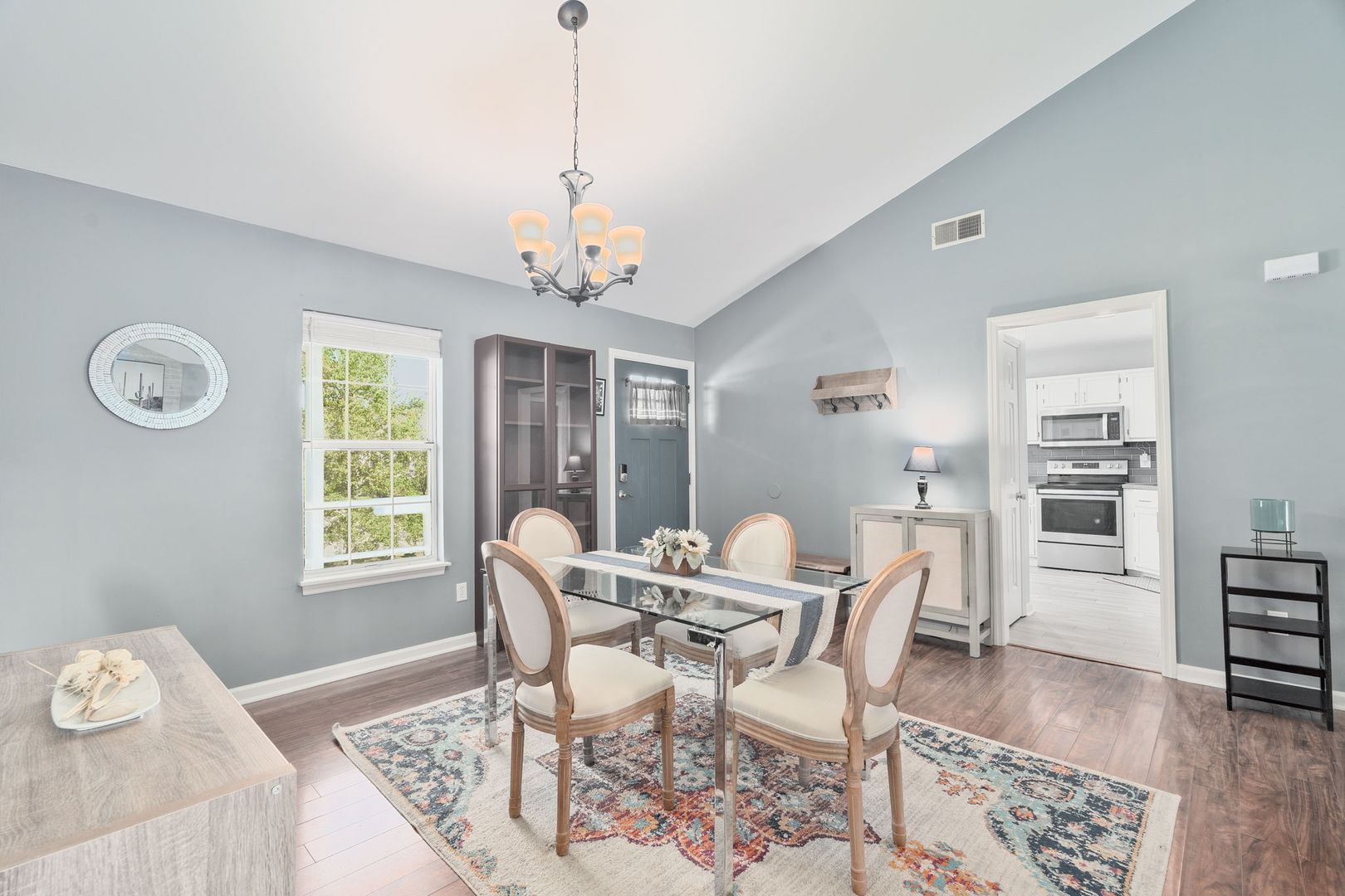 Charleston House: 553 Beechcraft Street