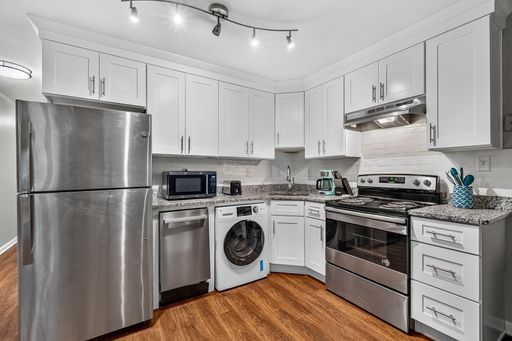 Downtown Charleston 2BR | Special Rate + Free Parking – photo 1