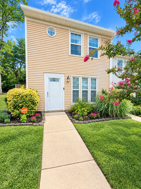 Spacious End-Unit Townhome with Fenced Yard Near APG & I-95