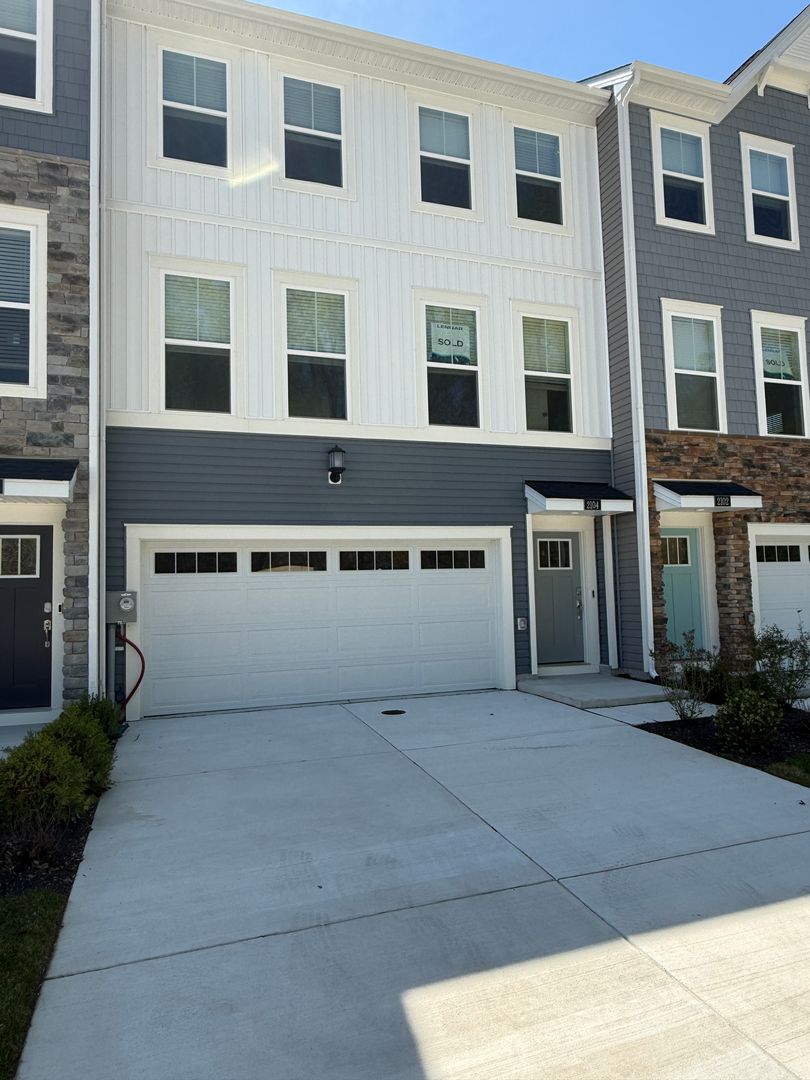 Cambridge Townhome: 2104 Winterberry Ln