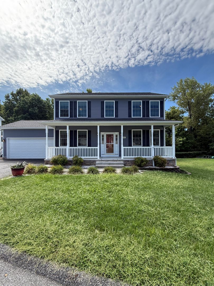 Parkville House: 8915 Whitecliff Ln