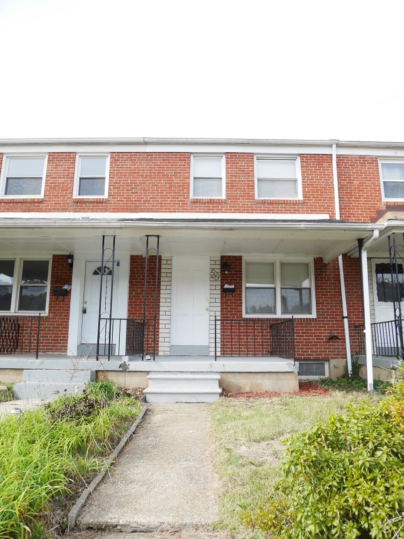 Middle River House: 2243 Graythorn Rd