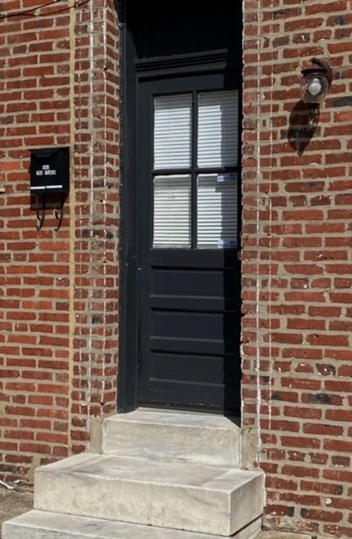 Baltimore House: 643 S Potomac St-