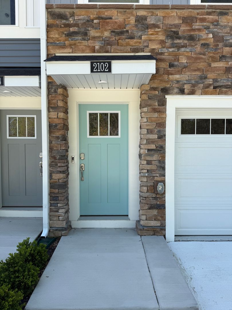 Cambridge Townhome: 2102 Winterberry Ln