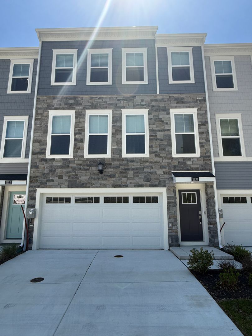 Cambridge House: 2110 Winterberry Ln