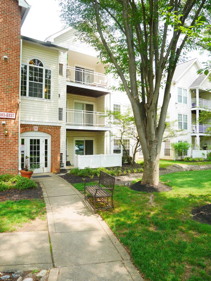2 Bedroom Condominium in Sought After Community! 