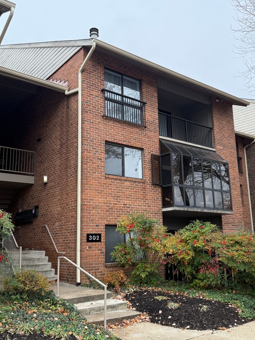 Annapolis Condo: 302 Hilltop Ln