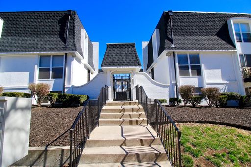 Beautiful Townhouse near the Plaza! Virtual Tours Available! – photo 1