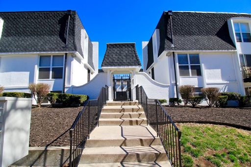 Spacious 2 Bedroom Apartment on The Plaza | In-Unit W/D | Walk to Westport