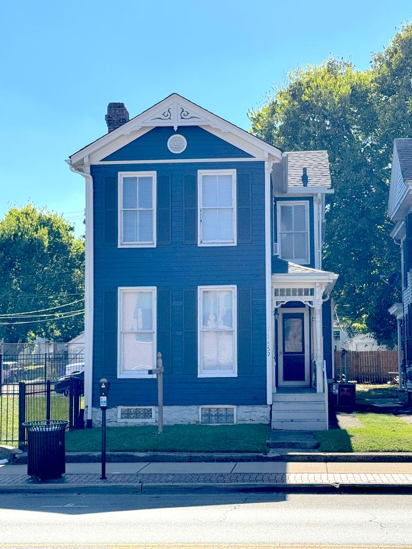 Hamilton House: 559 Main Street