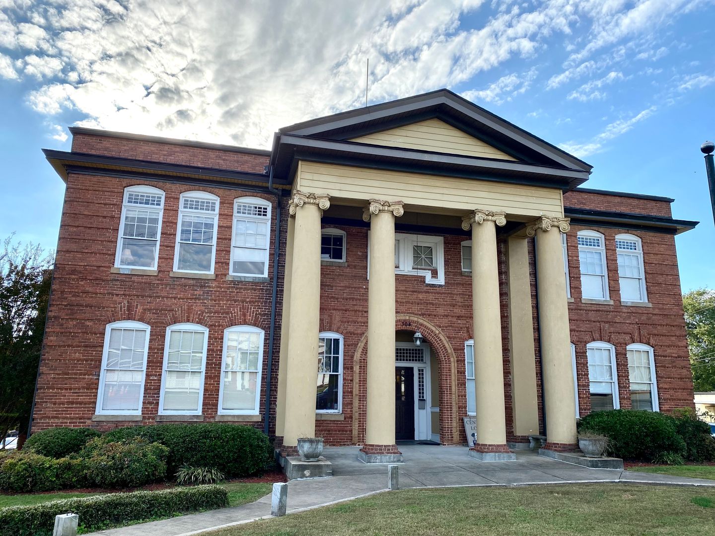 Central Apartment: 304 Church St