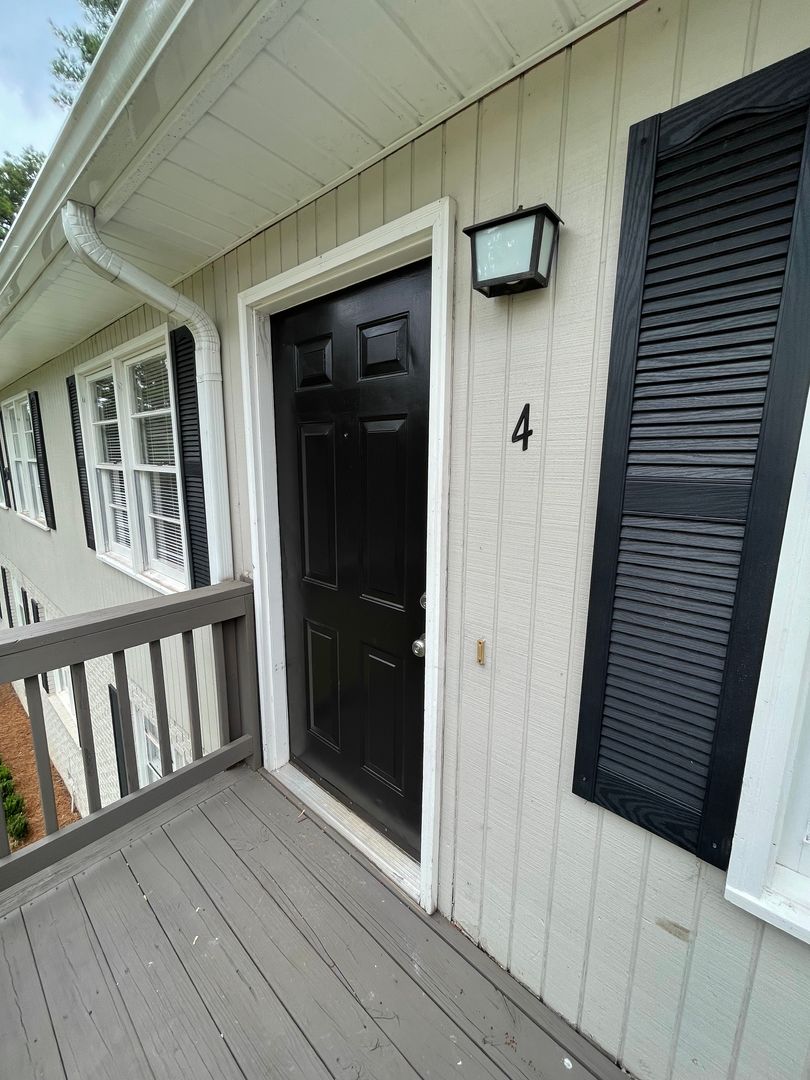 Clemson Apartment: 207 Charleston Ave