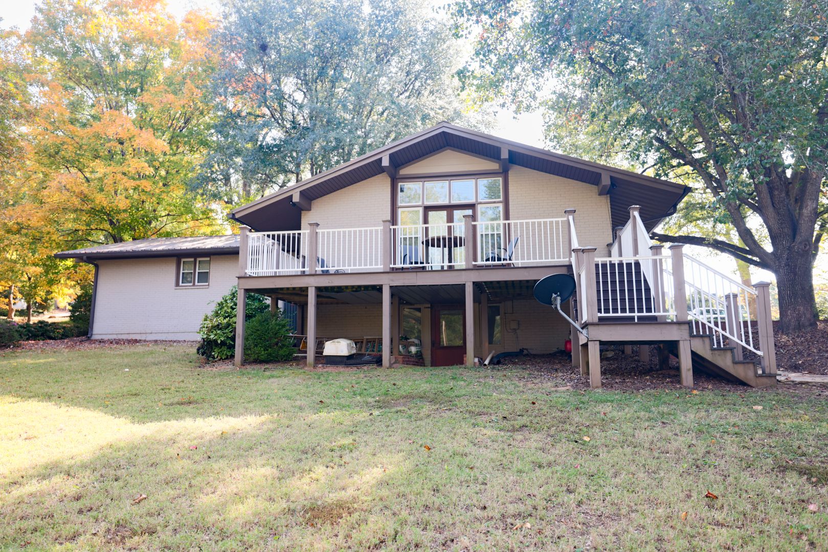 Clemson House: 114 Lewis Rd