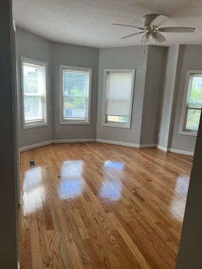 **Spacious 5-Bedroom Home – Ideal Location Near Shops and Transit!** - NO APPLICATION FEE, BROKER FEE OR SECURITY DEPOSIT REQUIRED