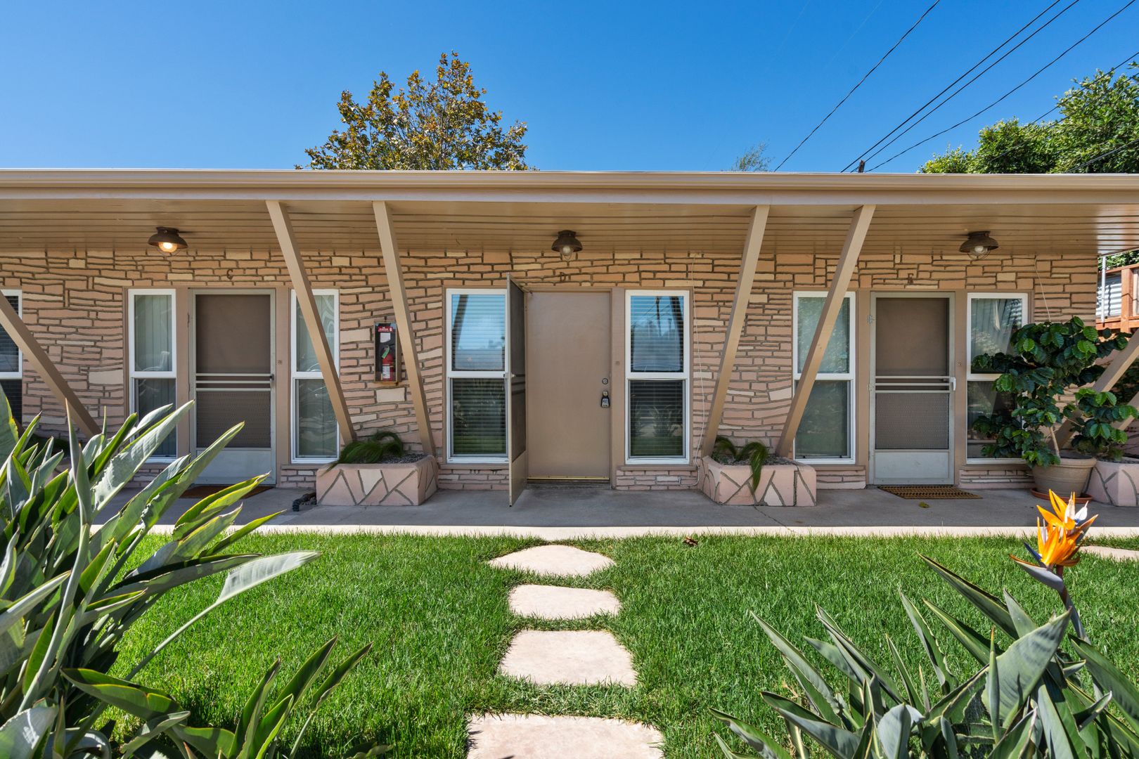 Costa Mesa Apartment: 1637 Irvine Avenue
