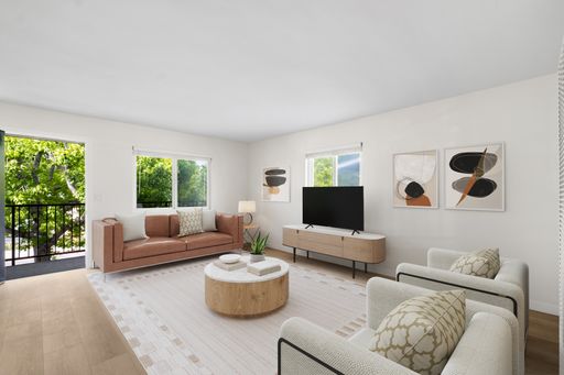 Upper-Level 2BR Unit in Costa Mesa – photo 1