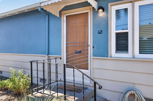 2,900 /Month Beautiful 2 Bed, 1 Bath Single Story, with Garage Centrally Located in Petaluma! – photo 1