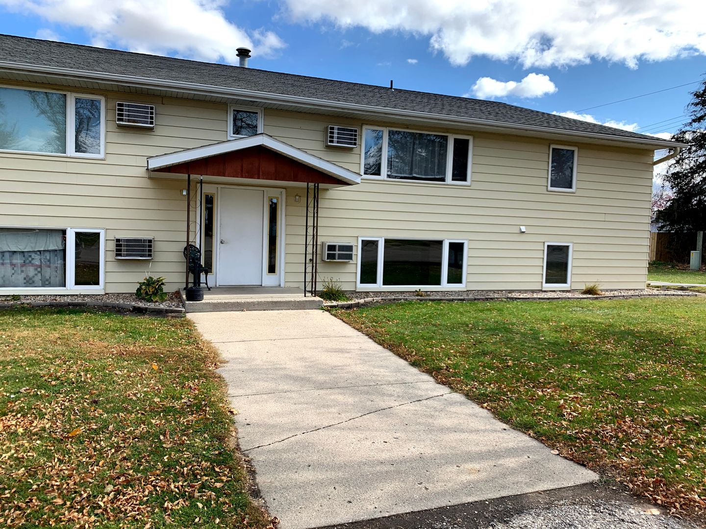 Cyrus Apartment: 421 N Stromen