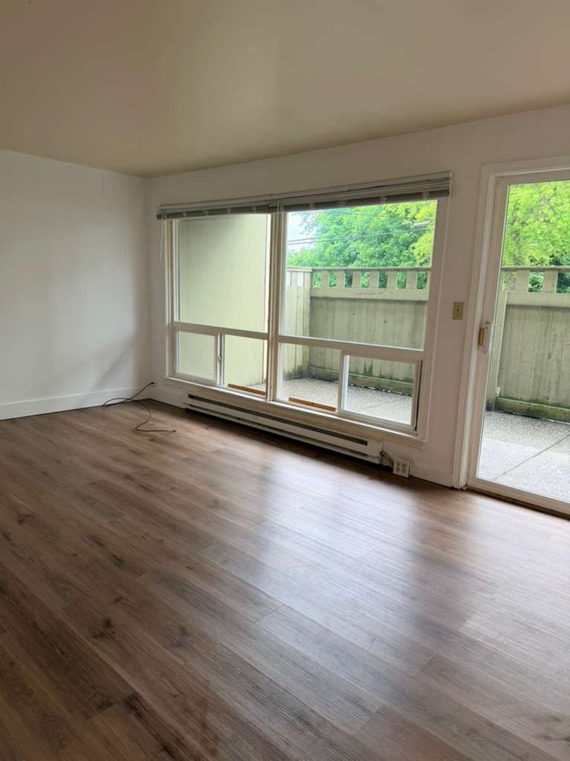 Everett Apartment: 3304 Nassau St