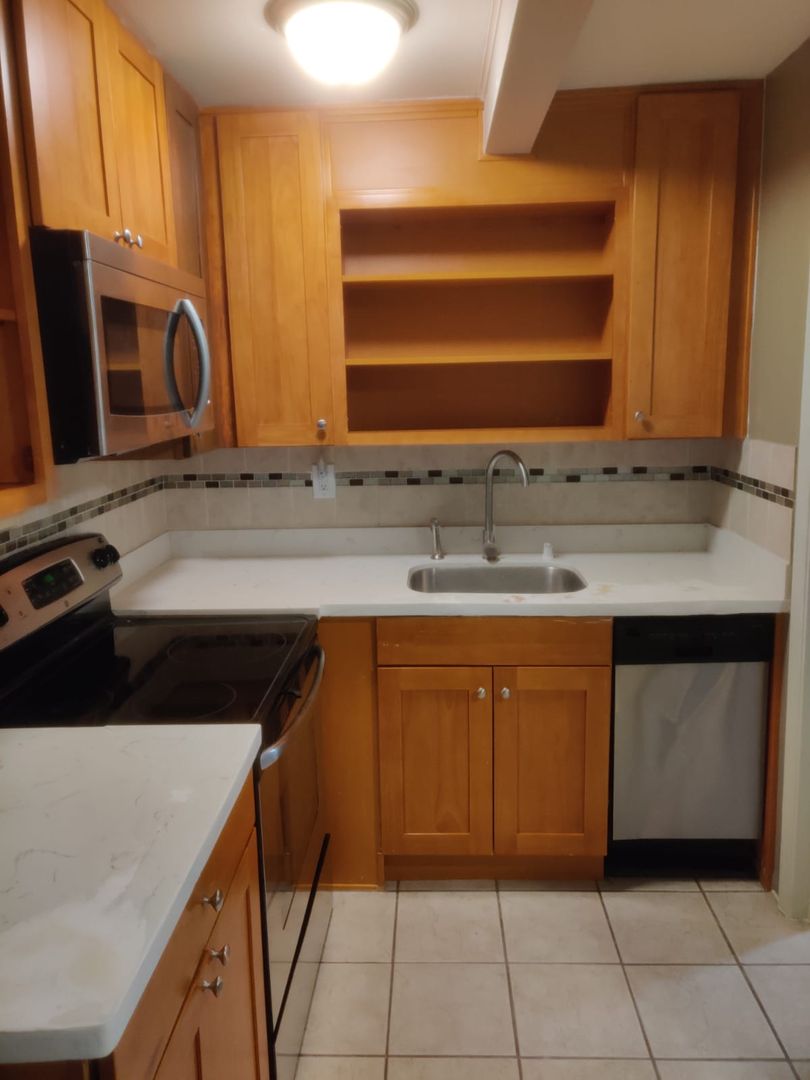 Everett Apartment: 3304 Nassau St