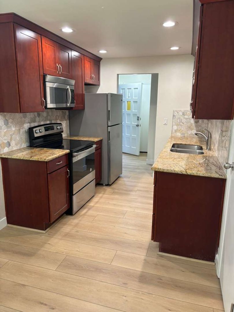 Redmond Condo: 17108 NE 45th St